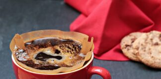 Czy jak się karmi ryby to czy wyłącza się filtr?