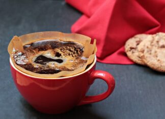 Czy jak się karmi ryby to czy wyłącza się filtr?